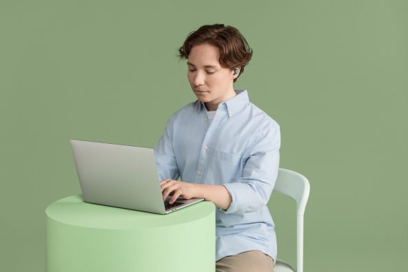 Nuori mies näppäilee tietokonetta