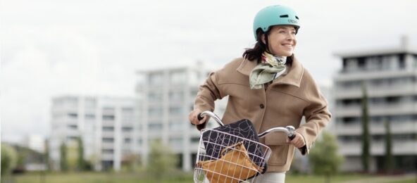 Iloinen nainen pyöräilemässä