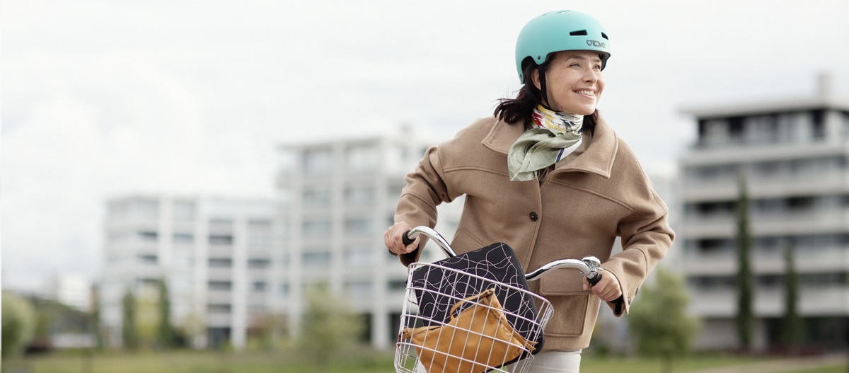 Iloinen nainen pyöräilemässä