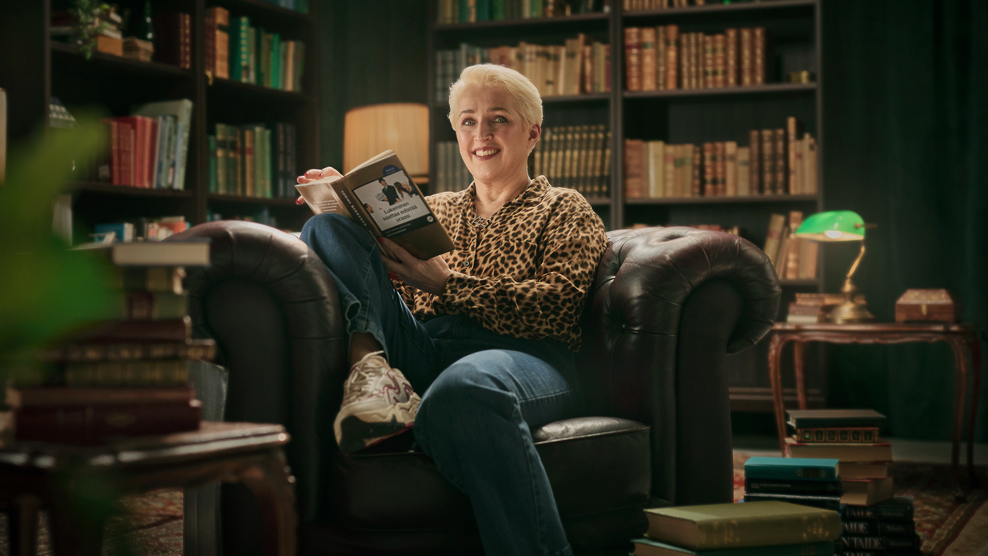 Anna Perho lukee kirjaa