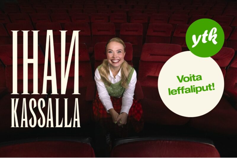 Nainen istuu leffateatterin penkillä ja katsoo iloisesti kameraan. Tekstinä lukee Ihan kassalla, voita leffaliput.